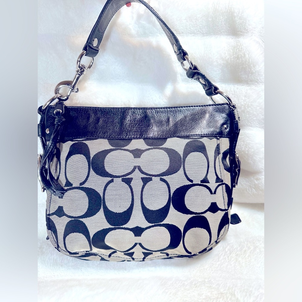 COACH F12657 Zoe Signature Hobo Bag canvas grey/black Leather. GREAT CONDITION